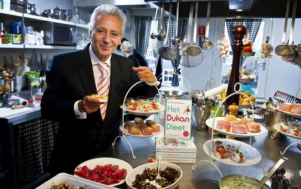 Pierre Dukan s'entoure de plats diététiques