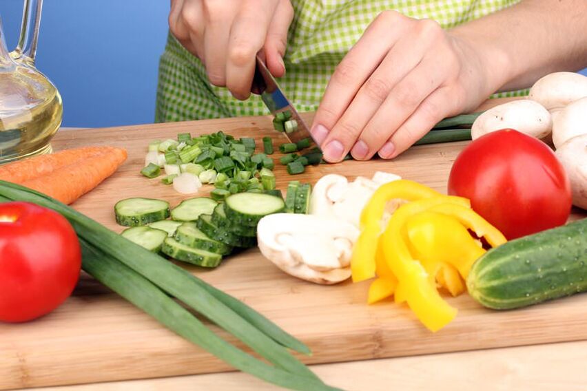 Préparer une salade de légumes pour l'étape Croisière du régime Dukan