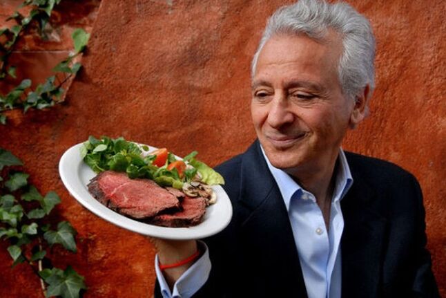 Pierre Ducan avec un morceau de viande et de légumes